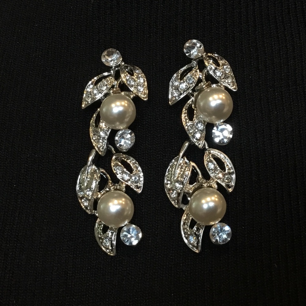 Classic Pearl and Crystal Drop Earrings - Silver Tone 🔥 Articulated Prom Wedding